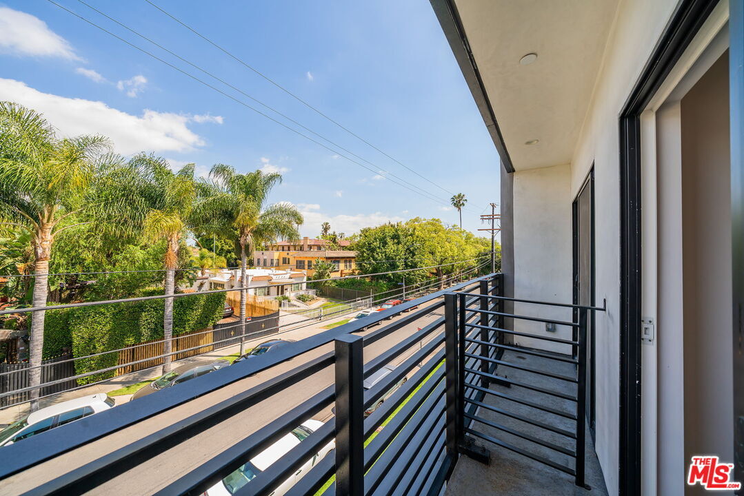 Property Photo:  6201  La Mirada Ave 7  CA 90038 