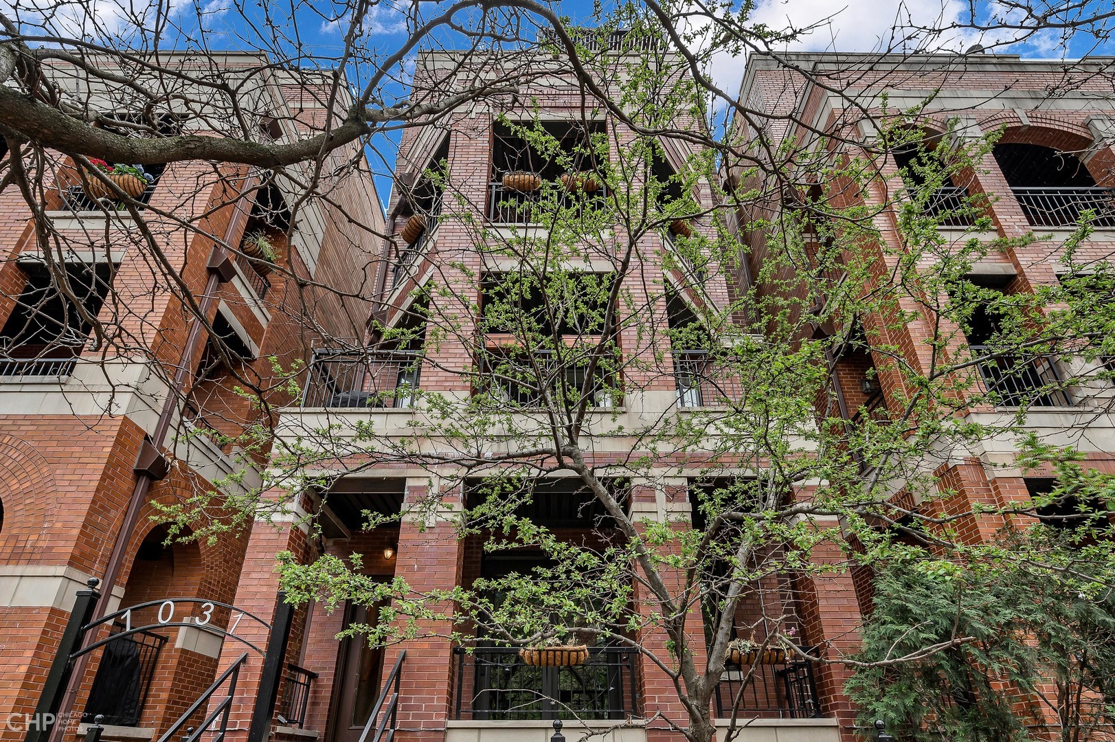 Property Photo: 1031 W Monroe Street 1 IL 60607