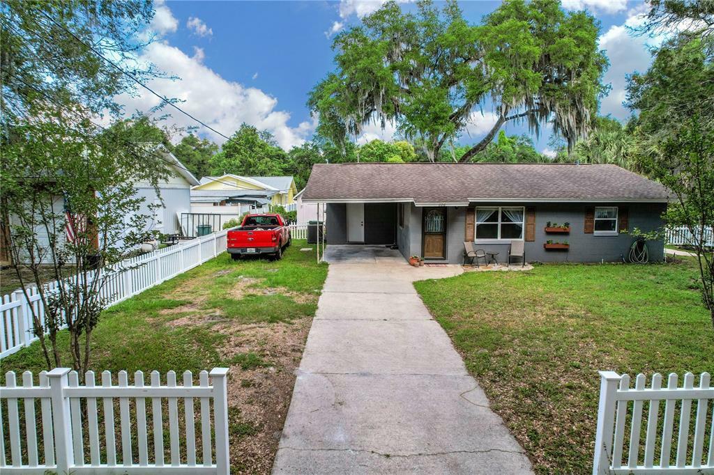 Property Photo:  606 1st Avenue  FL 34785 