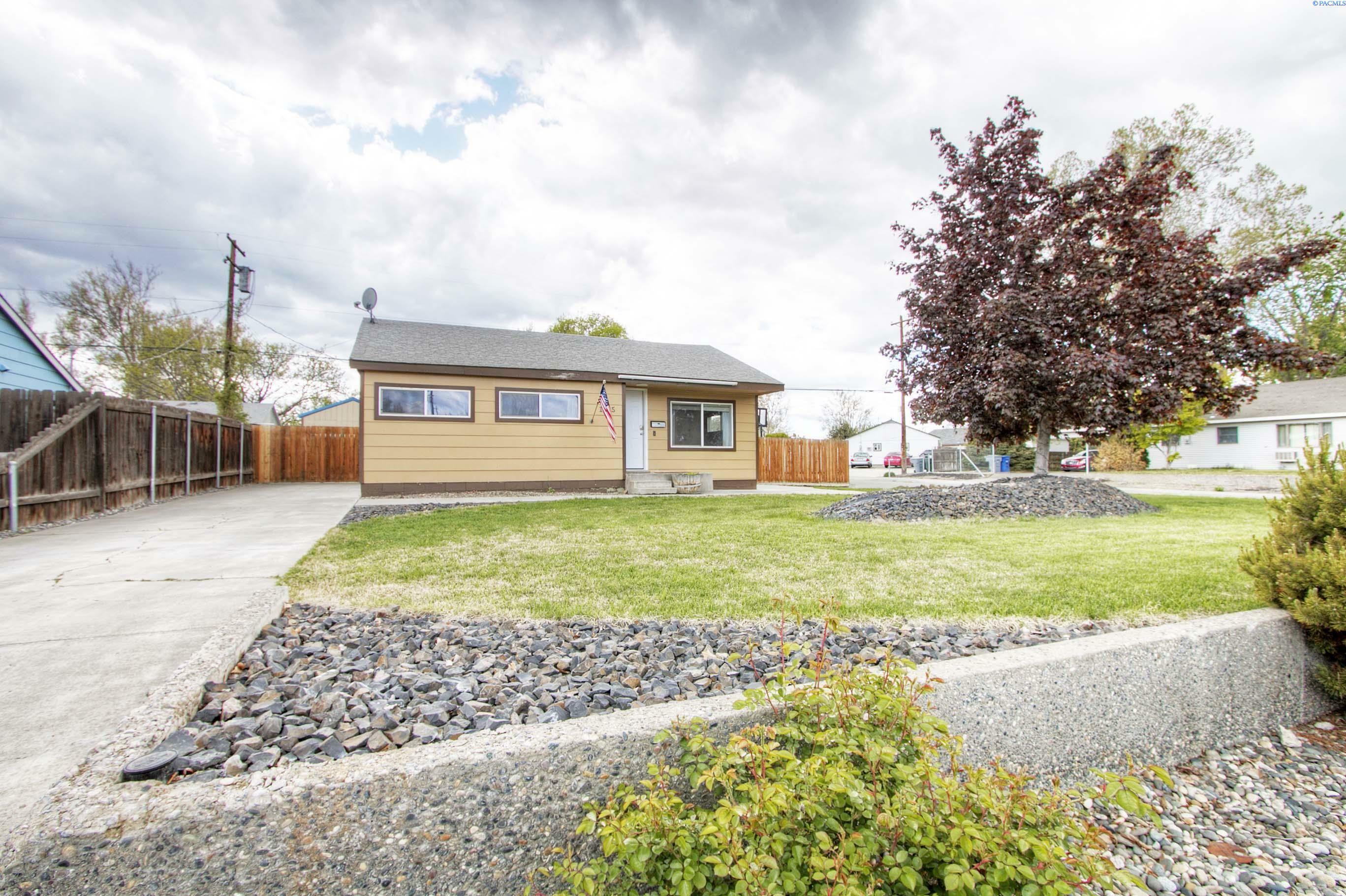 Property Photo:  1015 Sanford Ave  WA 99354 