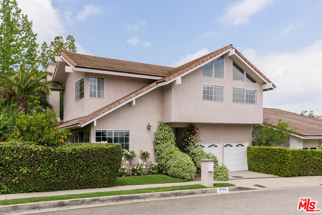 Property Photo:  2753   Angelo Dr  CA 90077 