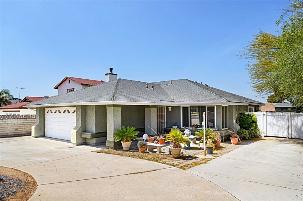 Property Photo:  910 S Willow Avenue  CA 92376 