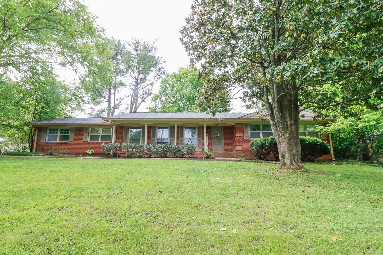 Property Photo: 209 Hale Ave TN 37066