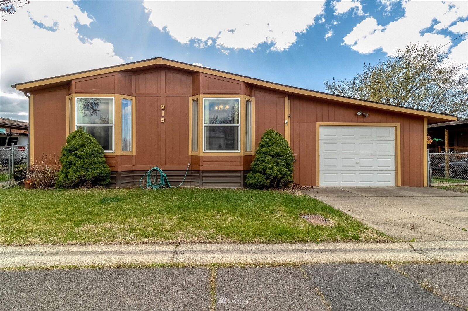 Property Photo:  916 NE Dawson Street  WA 99324 