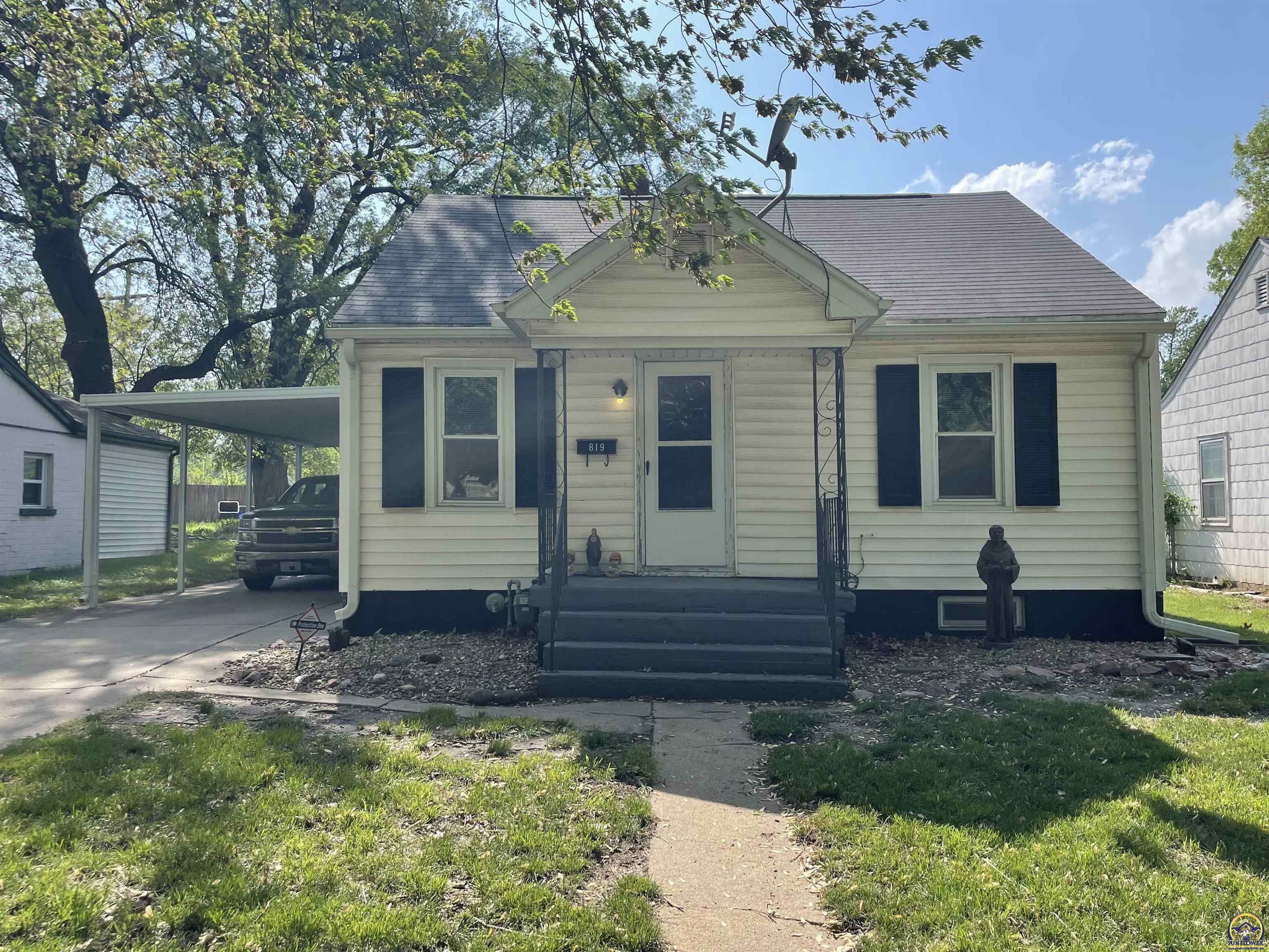 Property Photo:  819 NE Michigan Ave  KS 66616 