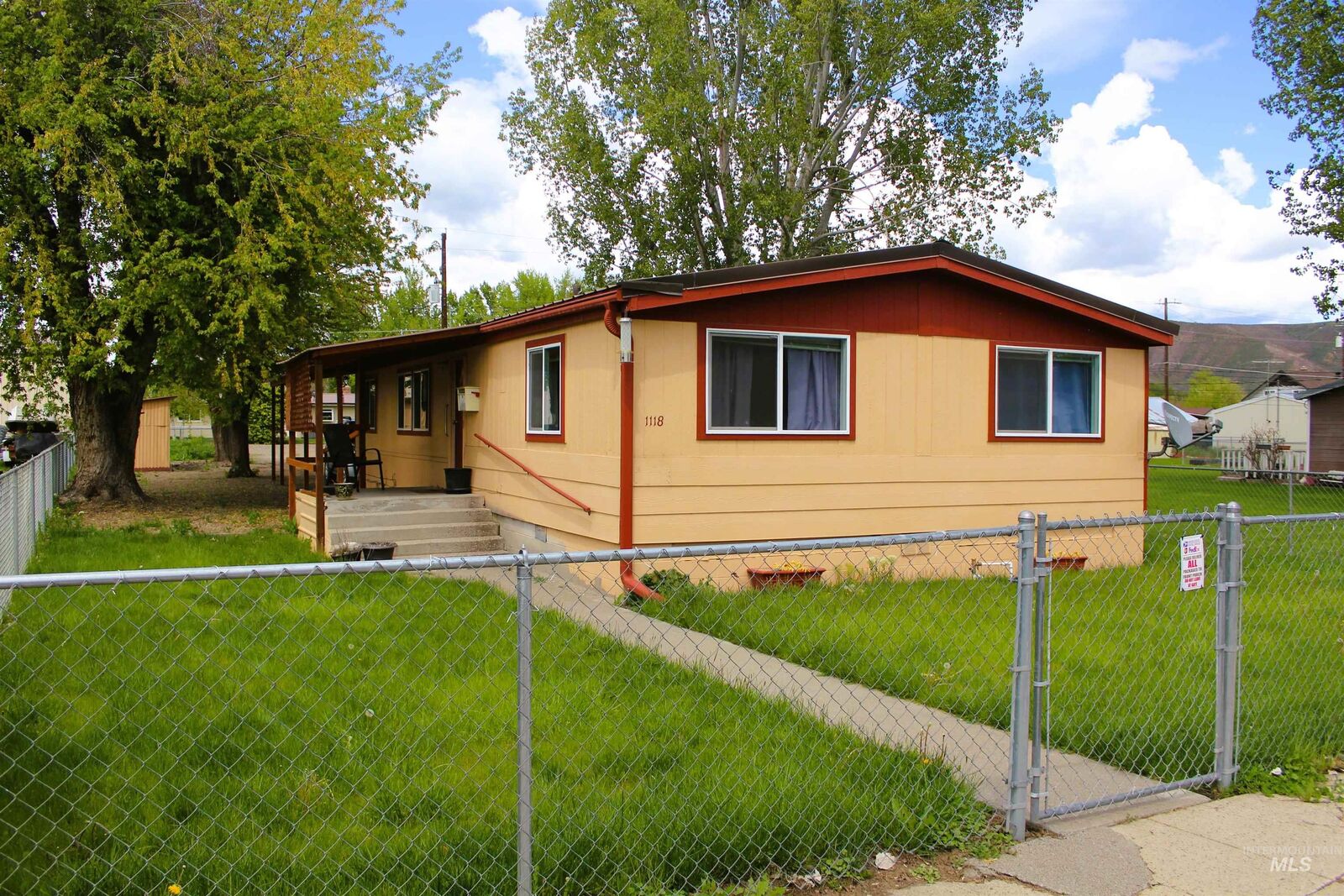Property Photo:  1118 E. Main  ID 83672 