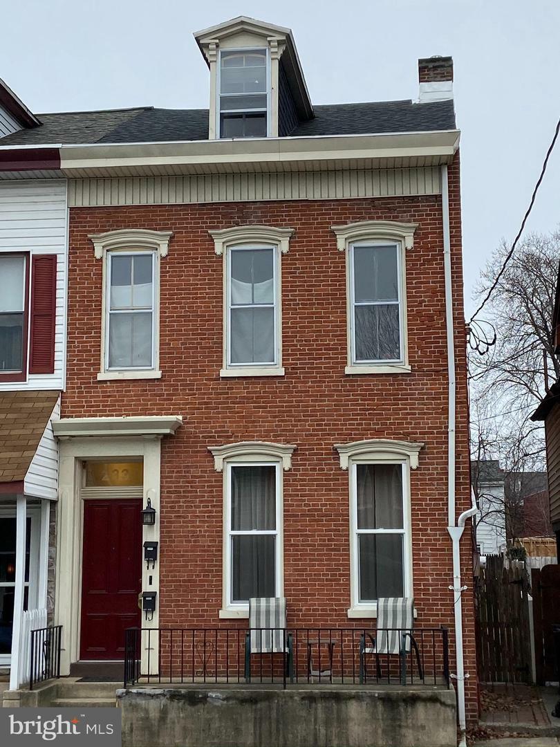 Property Photo:  233 Union Street  PA 17512 