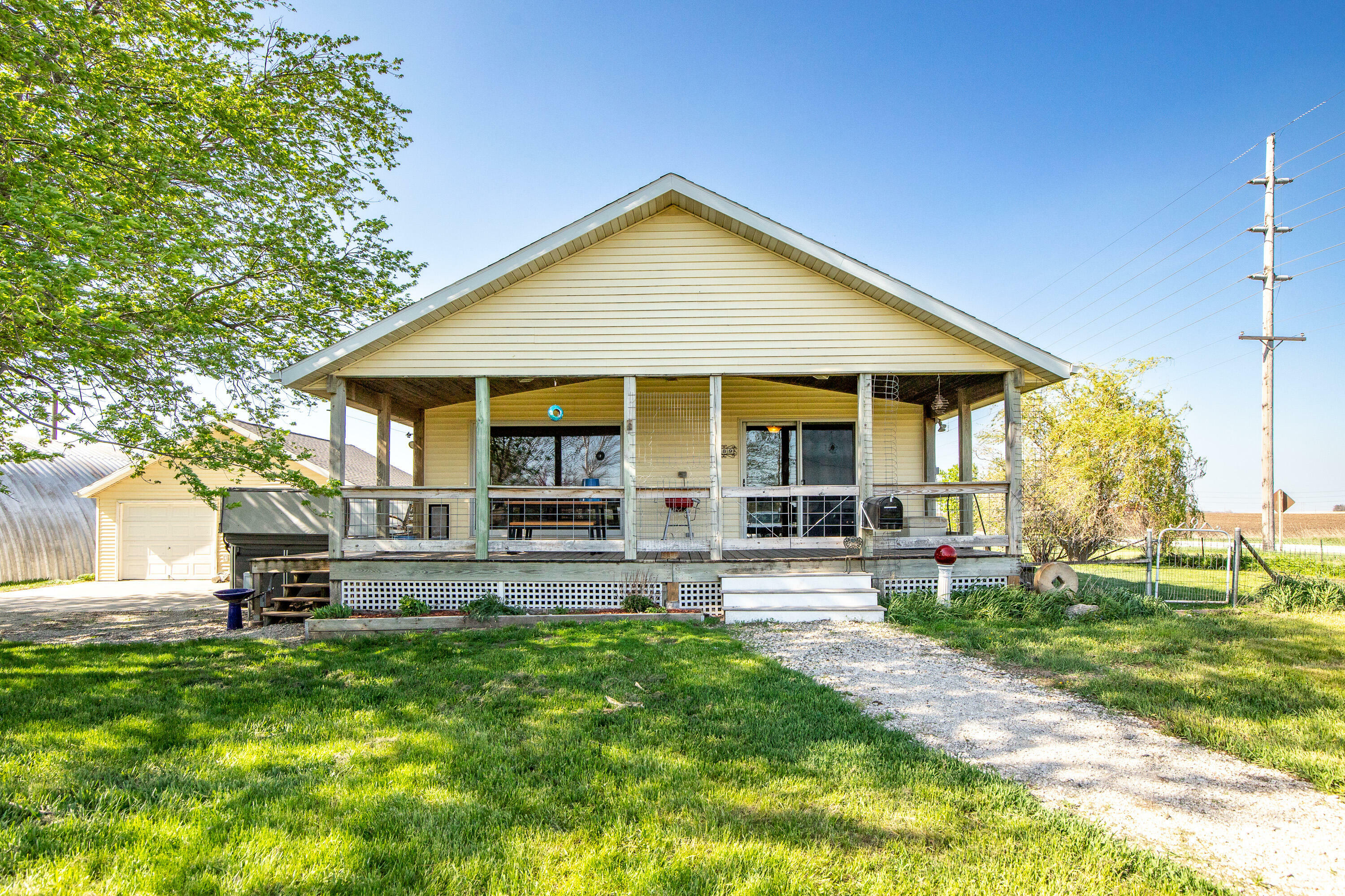 Property Photo:  889 R Avenue  IA 50036 