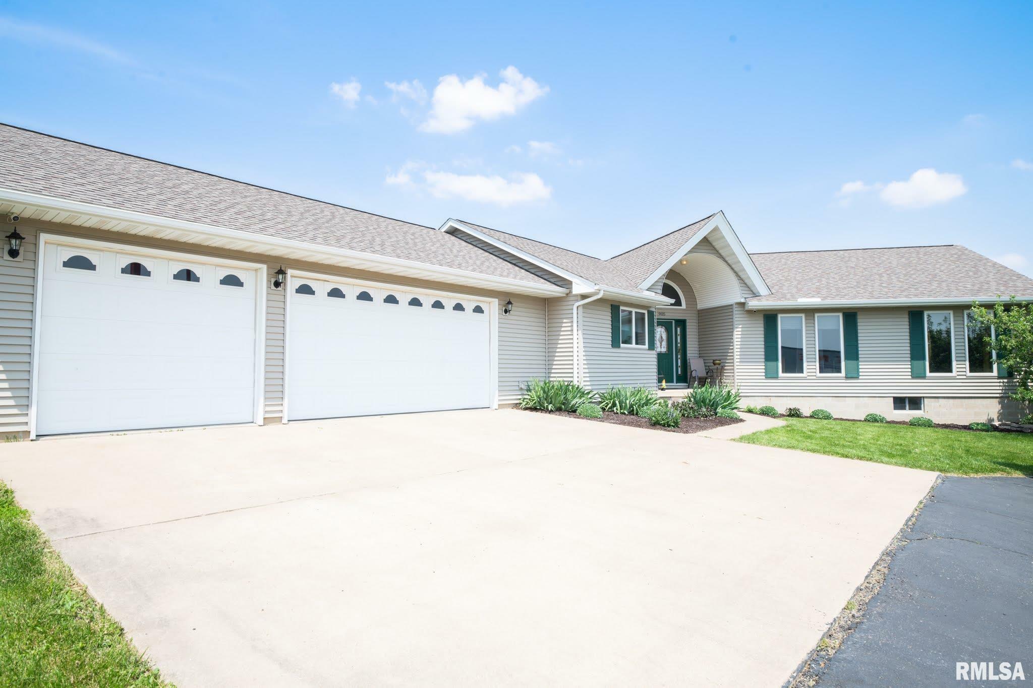 Property Photo:  905 W Mound  IL 61529 