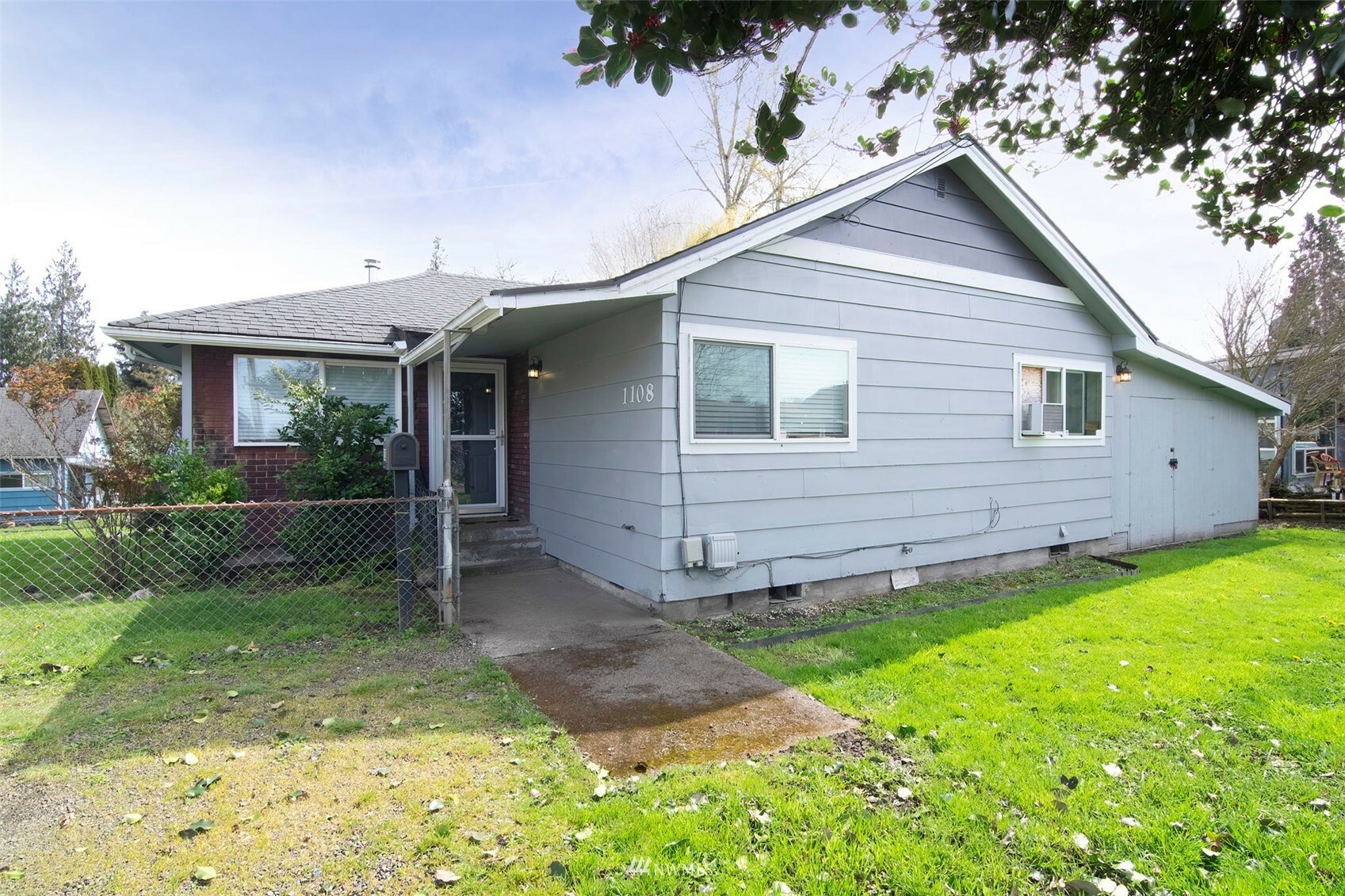 Property Photo:  1108 S 8th Avenue  WA 98626 