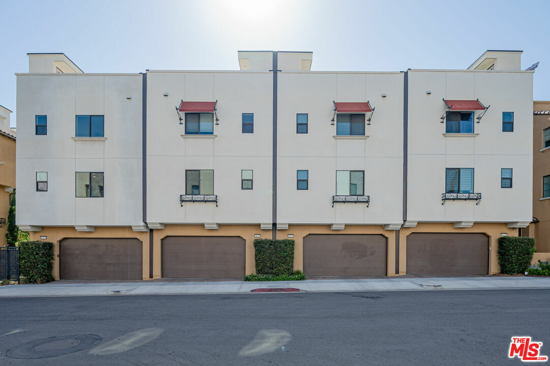 Property Photo: 4613 Riverton Ave CA 91602
