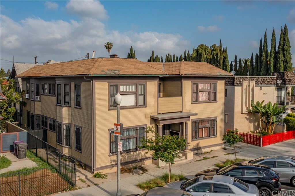 Property Photo:  921 Chestnut Avenue 1  CA 90813 