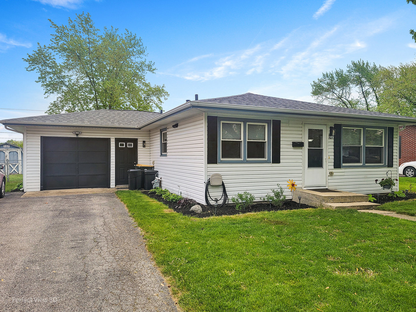 Property Photo:  107 Hickory Street  IL 60542 