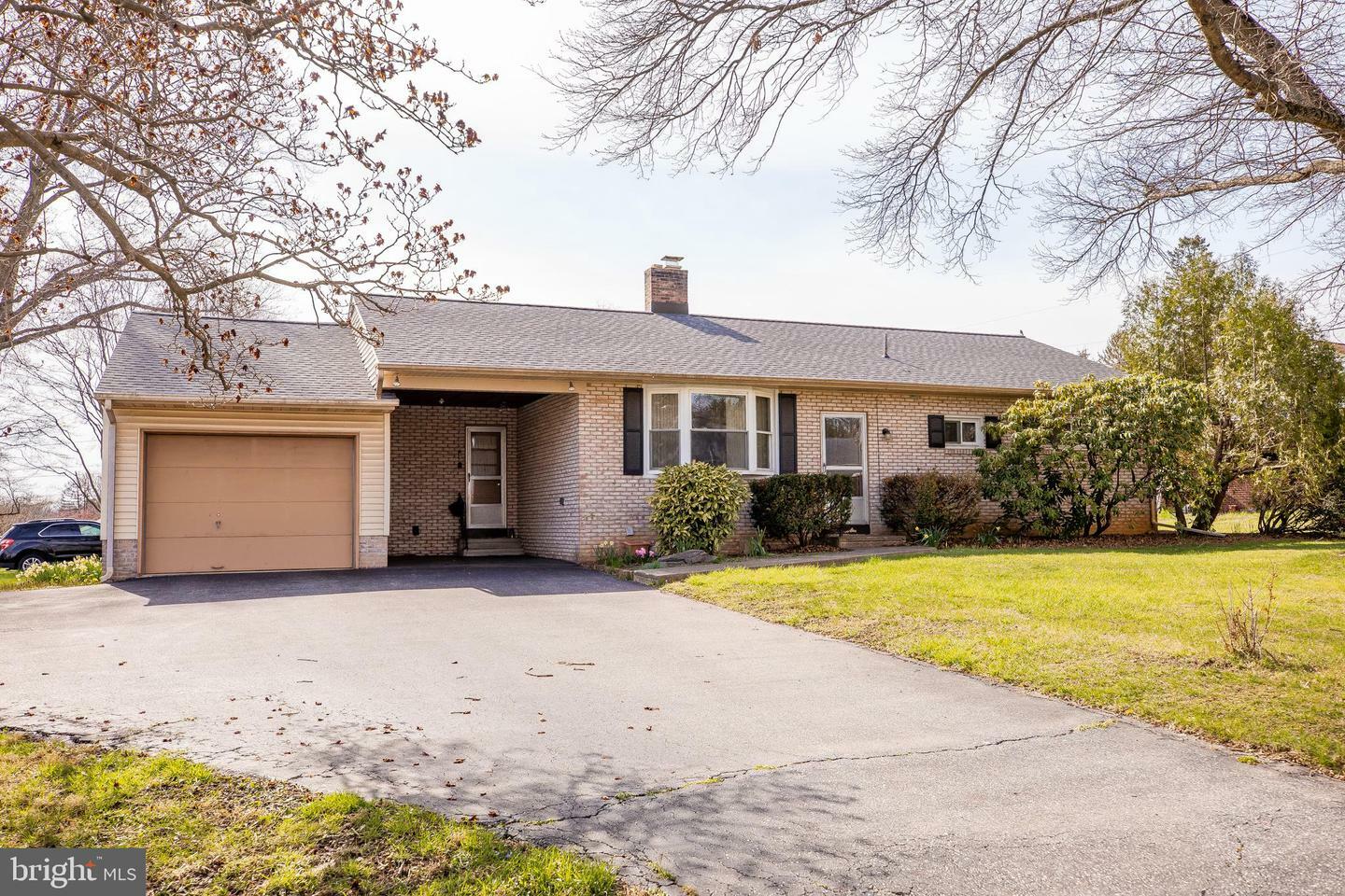 Property Photo: 38 Pilgrim Drive PA 17603