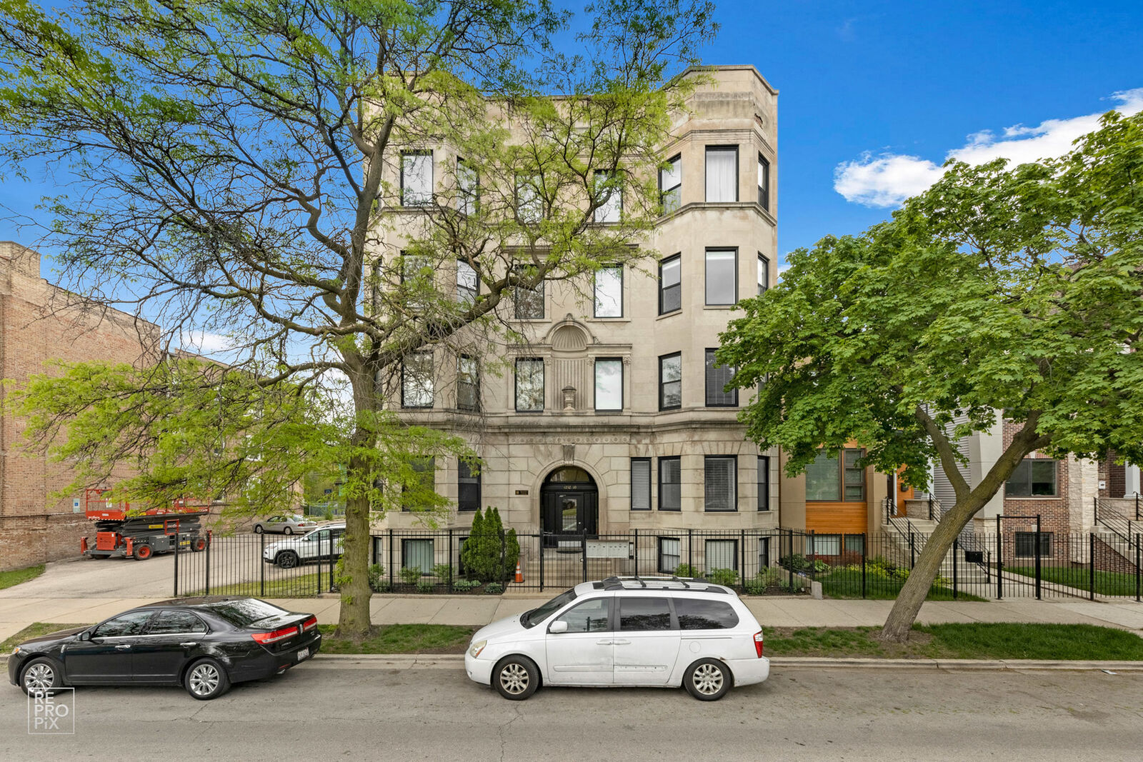 Property Photo: 4232 S King Drive 3S IL 60653