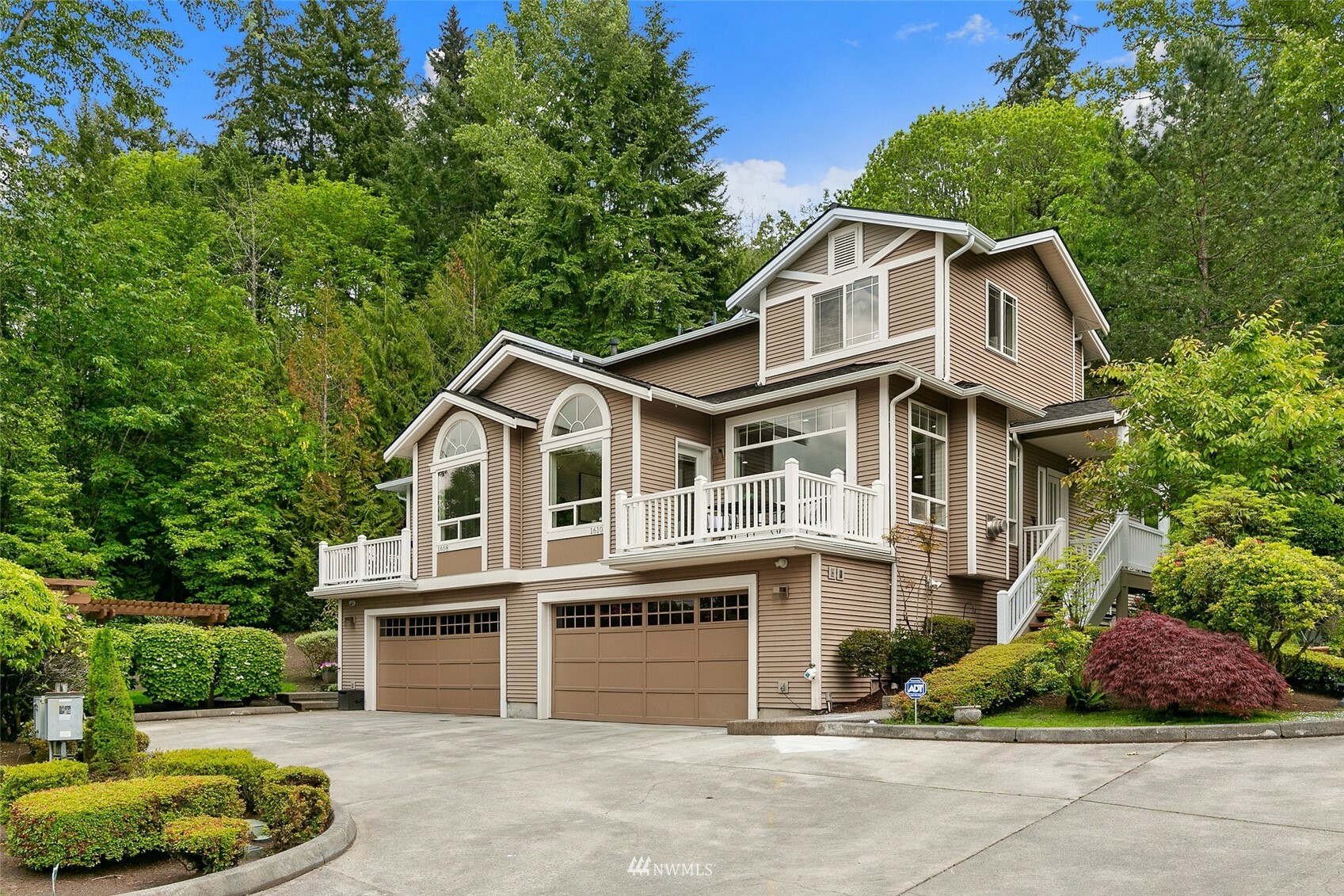 Property Photo:  1610 E Lake Sammamish Place SE  WA 98075 