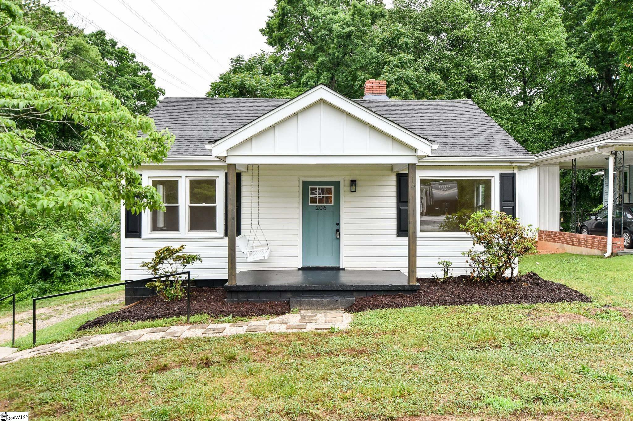 Property Photo:  206 Cardinal Drive  SC 29687-3215 