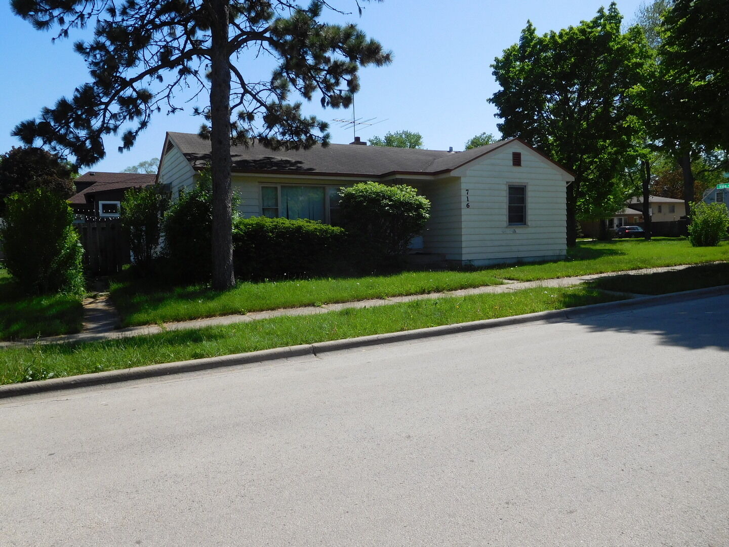 Property Photo:  716 W Thomas Street  IL 60126 