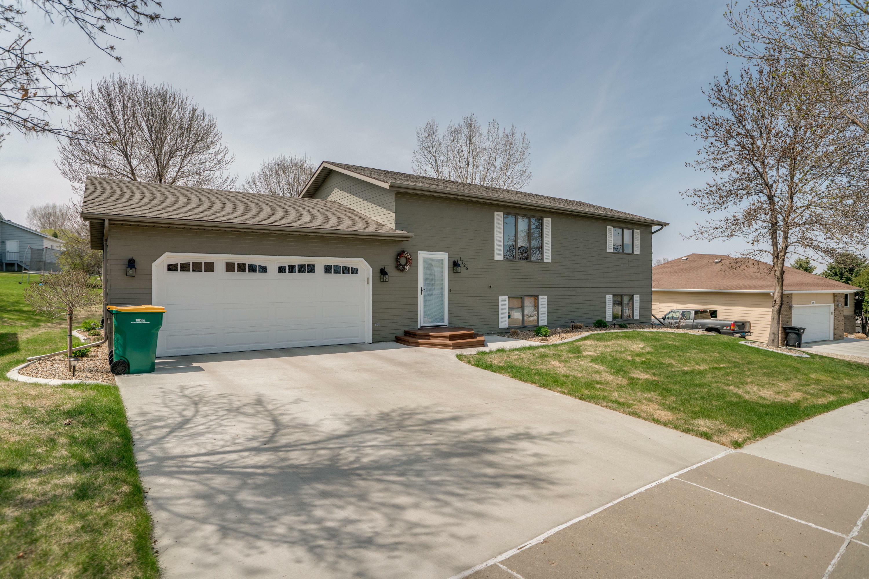 Property Photo:  1726 Primrose Place  ND 58501 