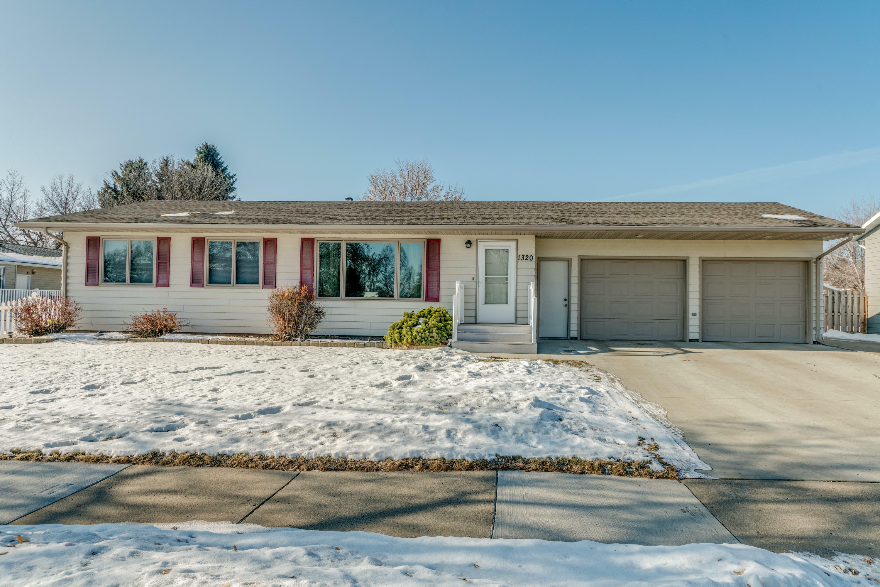 Property Photo:  1320 Portland Drive  ND 58504 