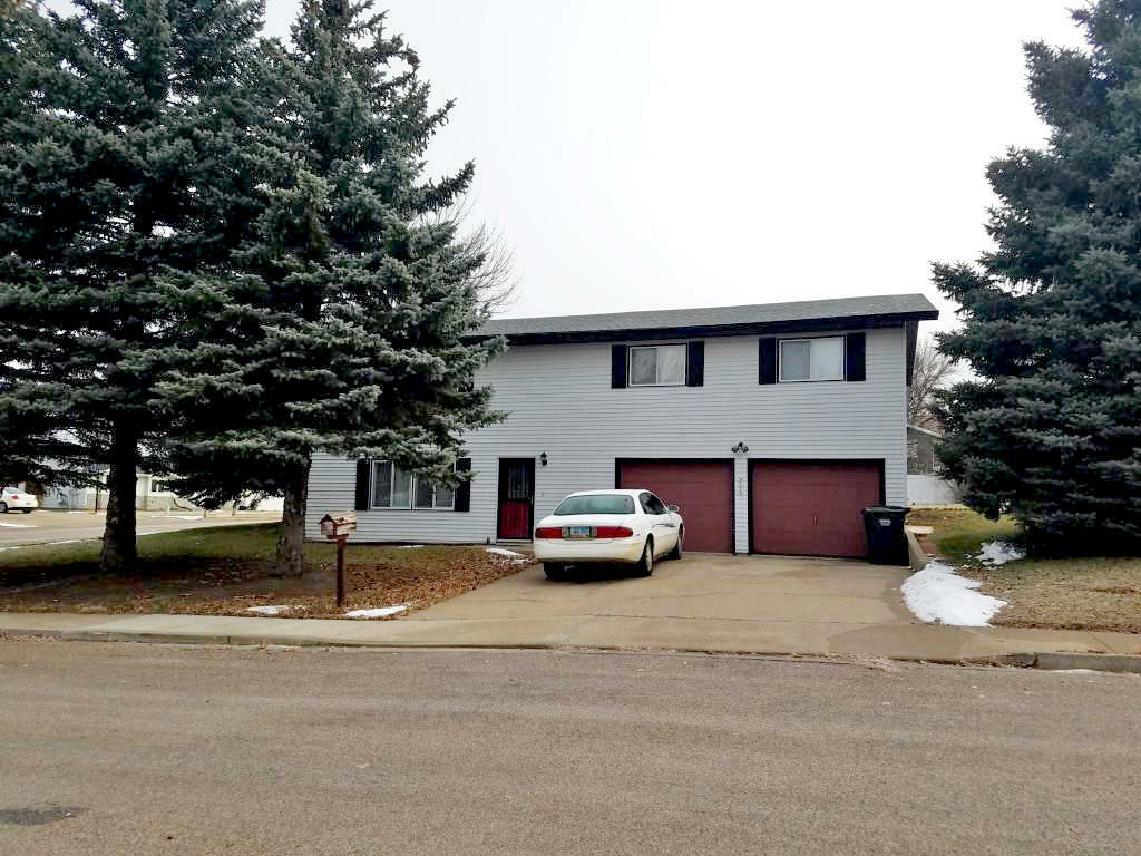 Property Photo:  806 5th Avenue NE  ND 58554 