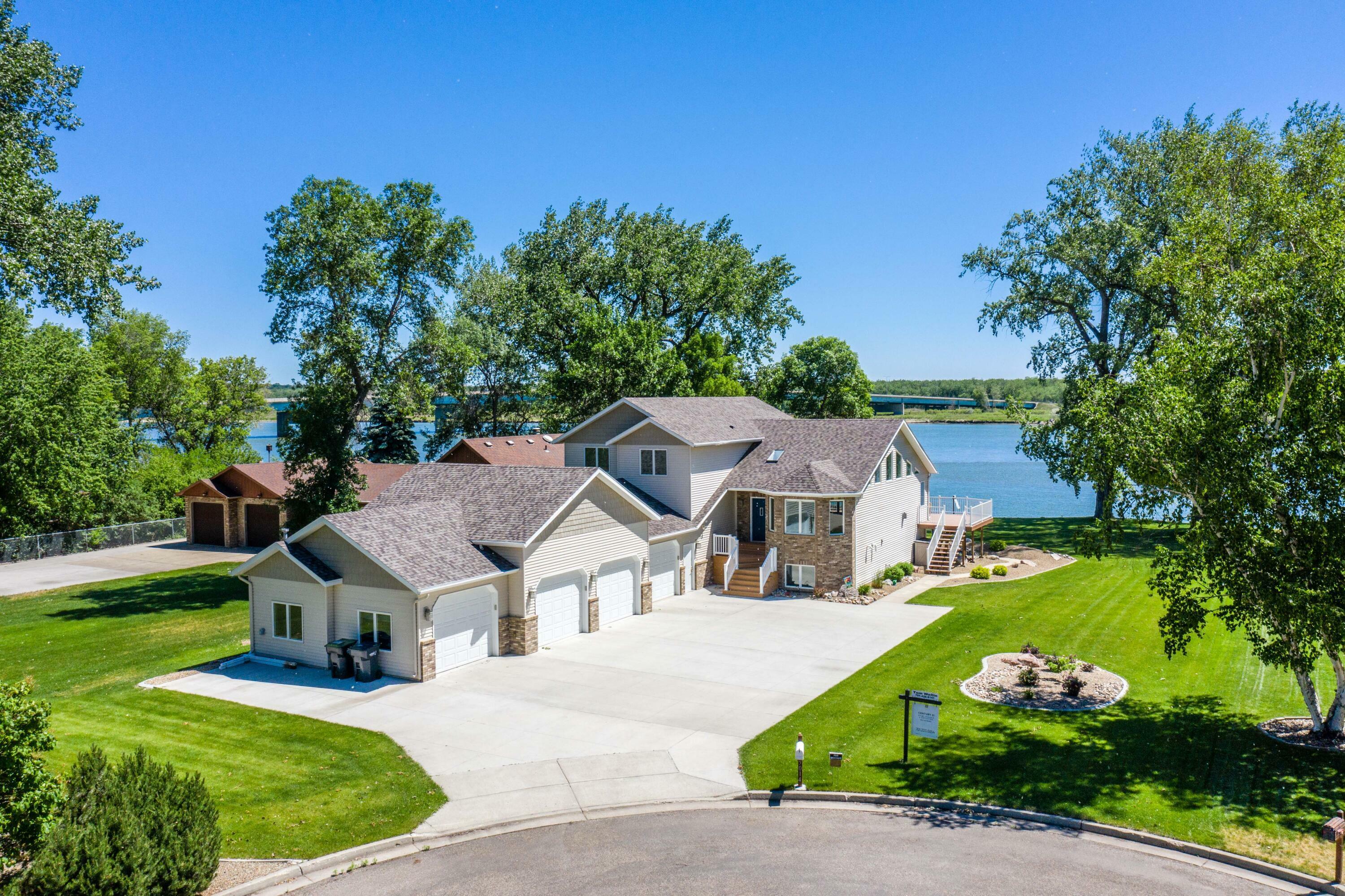 Property Photo:  5014 Riverfront Place  ND 58554 