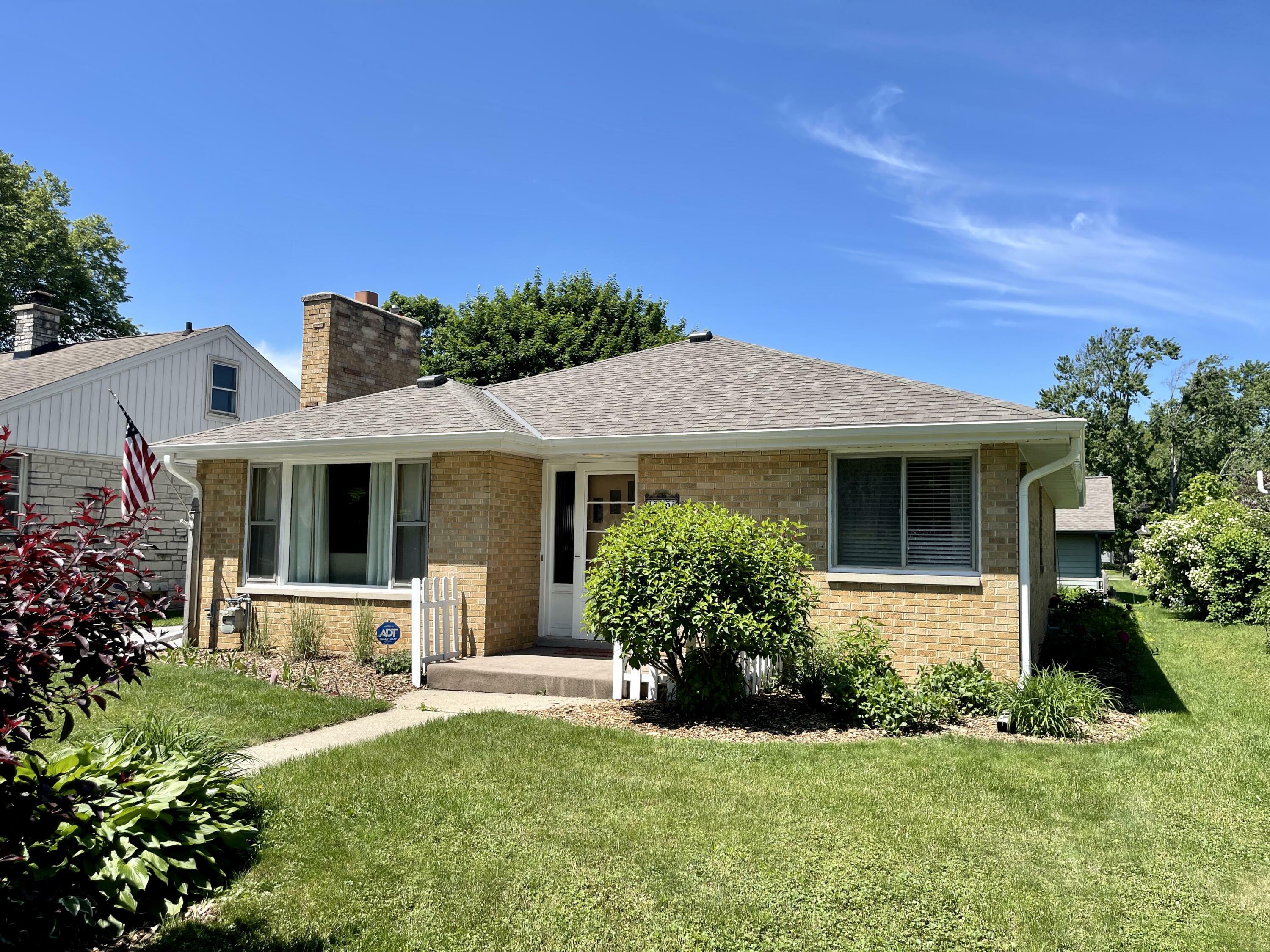 Property Photo:  830 N Oakwood Ave  WI 53066 