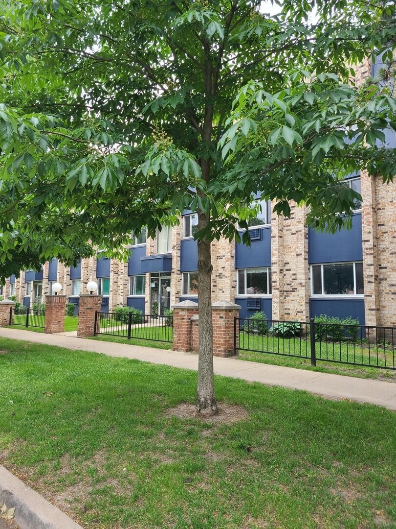 Property Photo:  8649 1/2 W Foster Avenue 28-1C  IL 60656