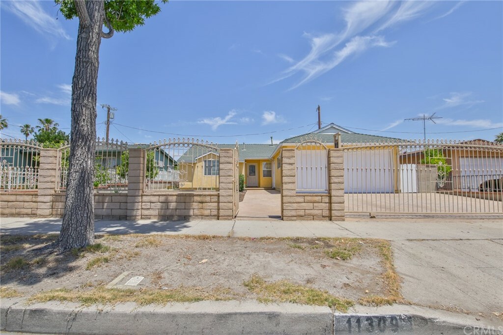 Property Photo:  11309 Stagg Street  CA 91352 