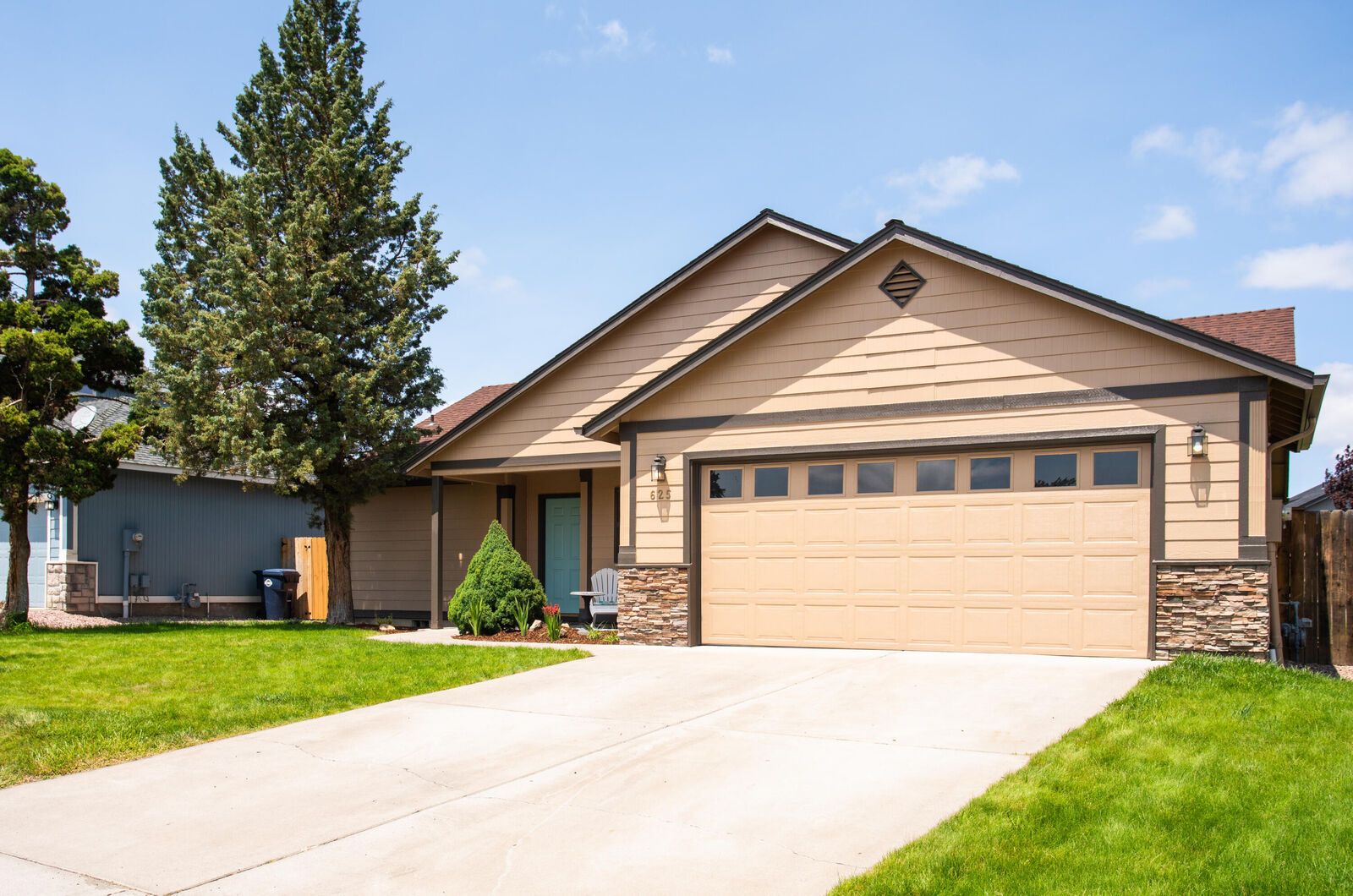 Property Photo: 625 NE Redwood Avenue OR 97756