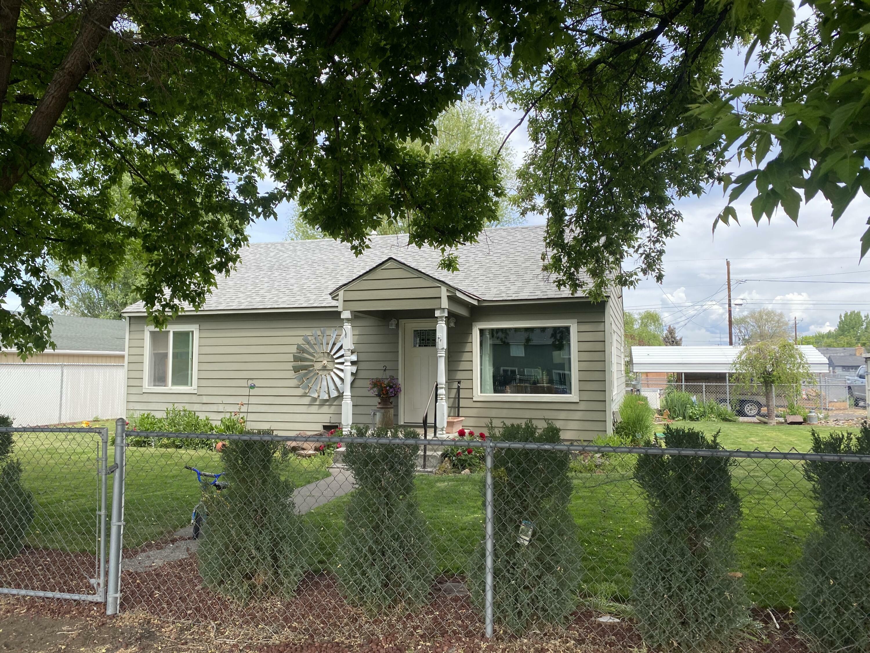 Property Photo:  297 SE 5th Street  OR 97754 