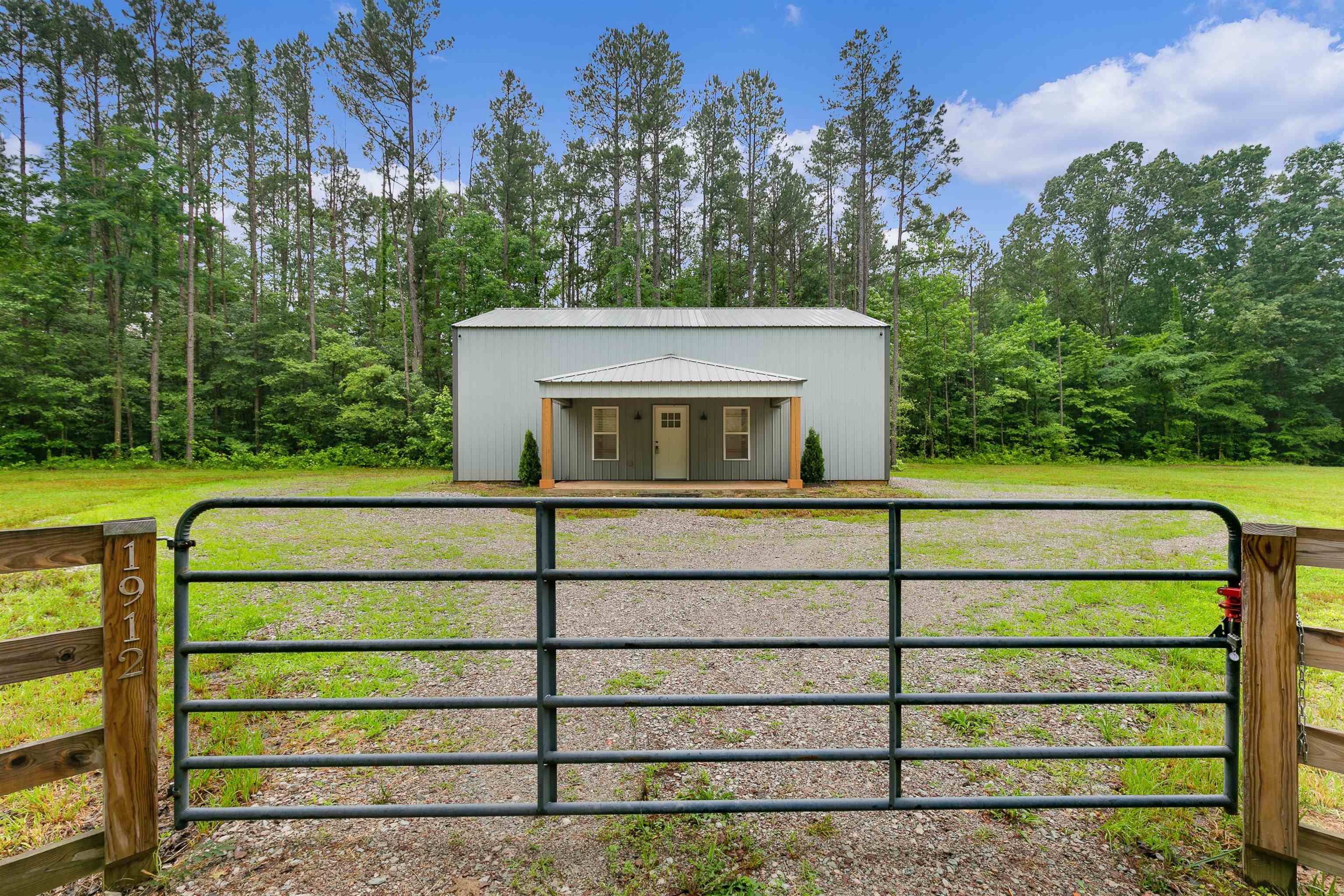 Property Photo: 1912 Mifflin Rd TN 38313