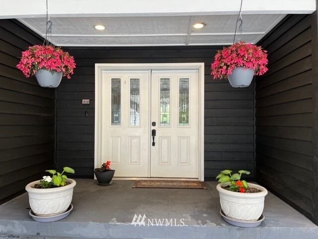 Property Photo:  401 S Lyle Avenue  WA 98802
