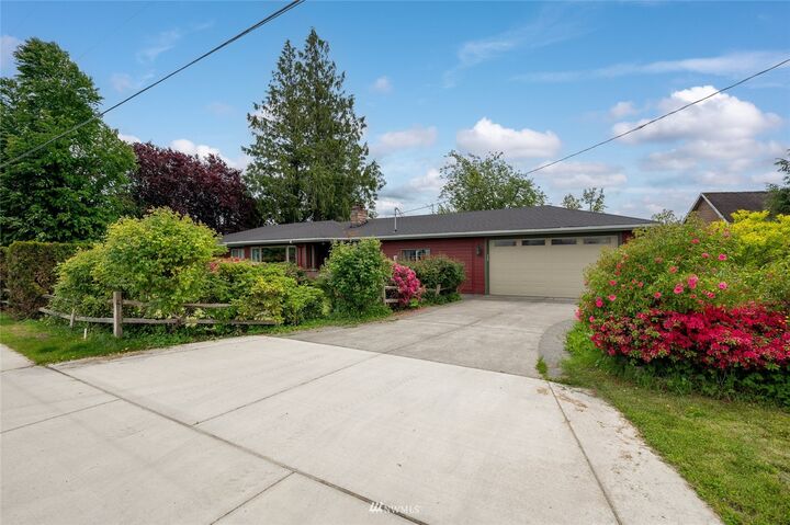 Property Photo:  208 Reeds Lane  WA 98247 