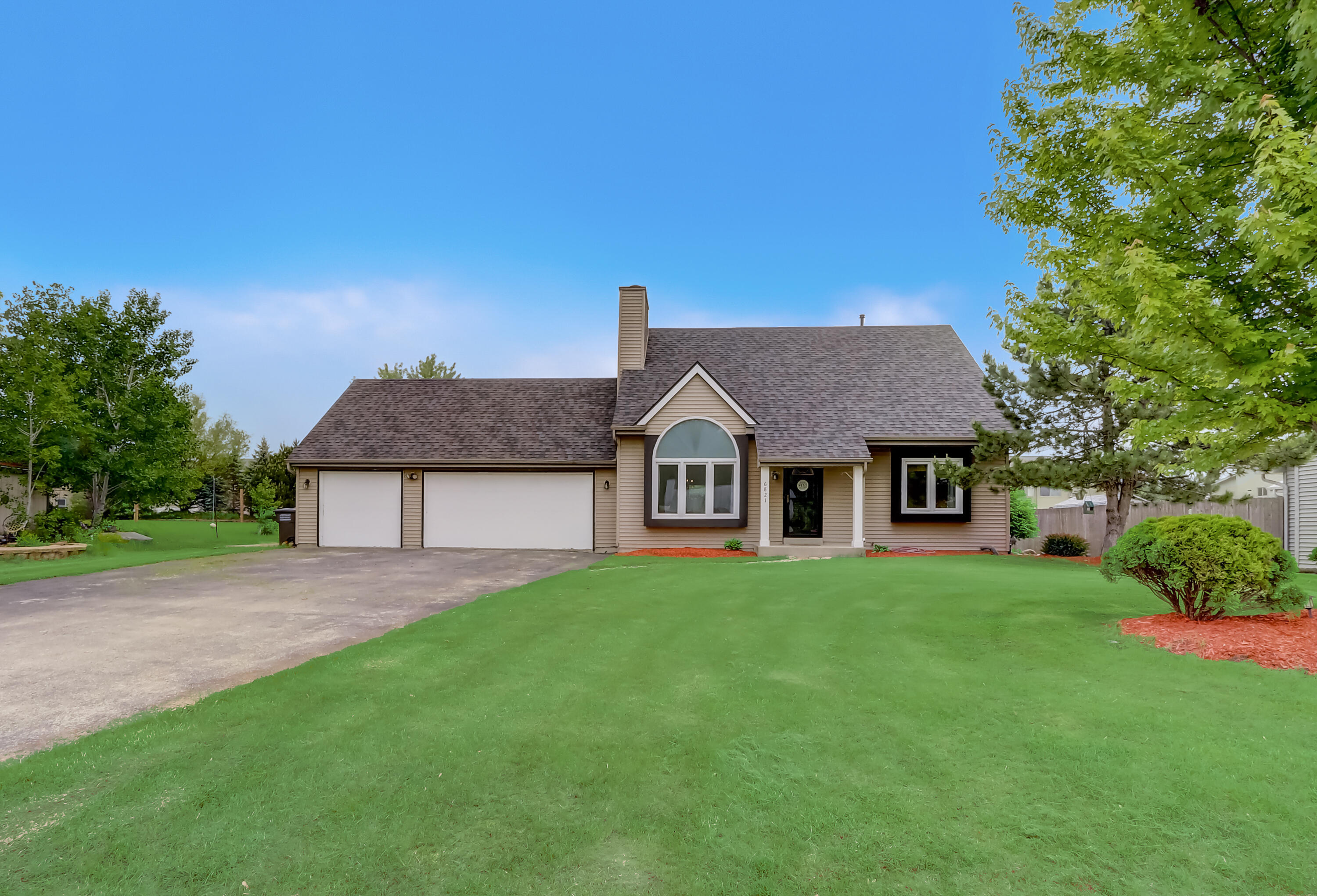 Property Photo: 6821 Bobolink Rd WI 53402
