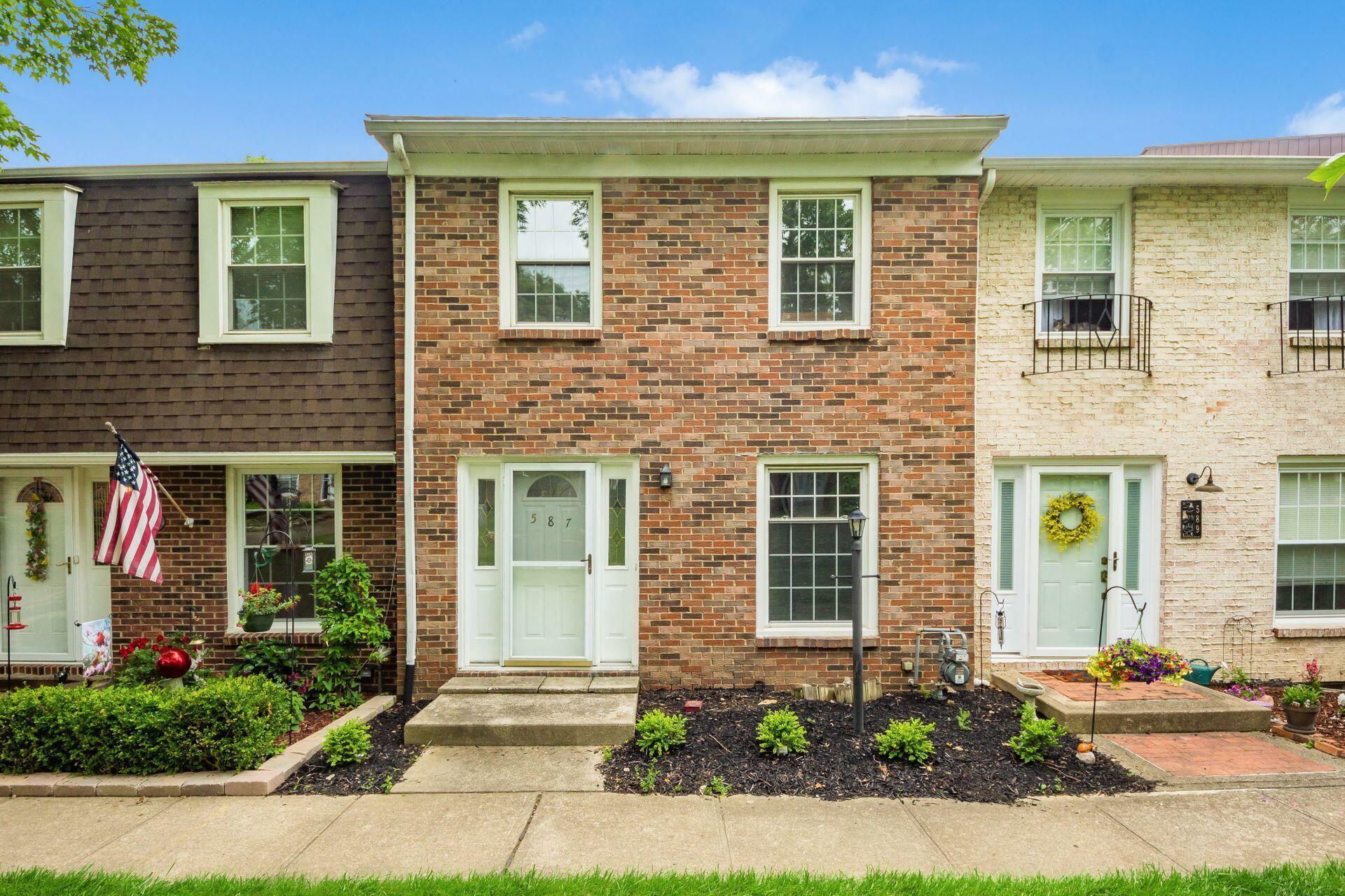 Property Photo: 587 Dlyn Street OH 43228