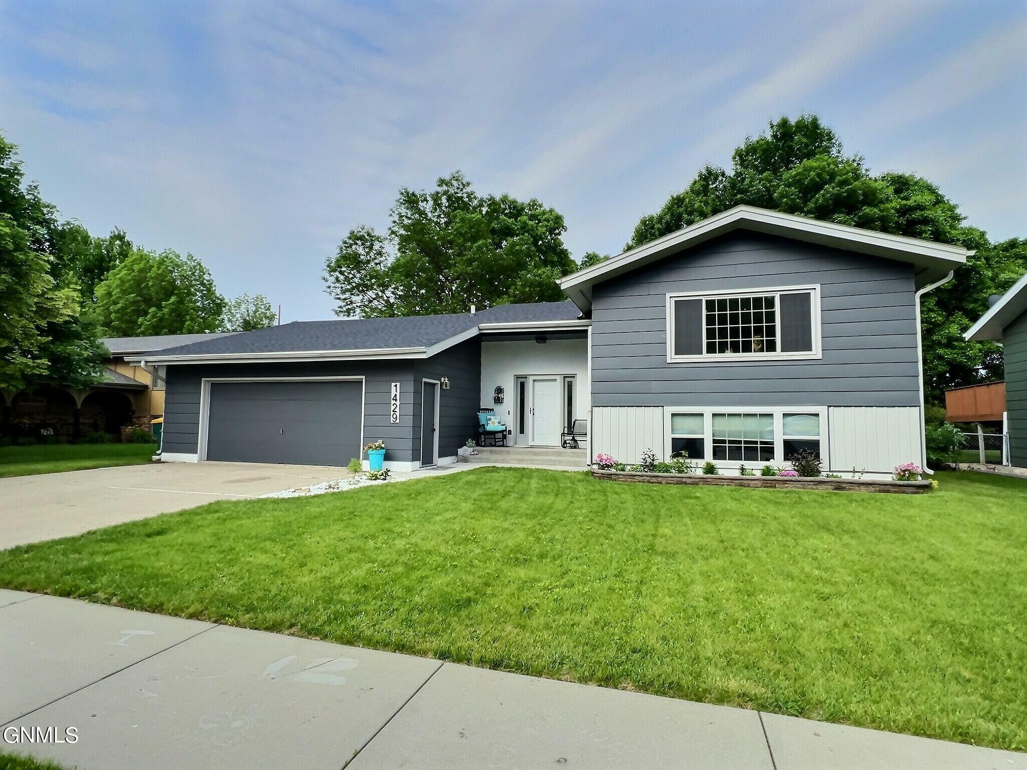 Property Photo:  1429 Richmond Drive  ND 58504 