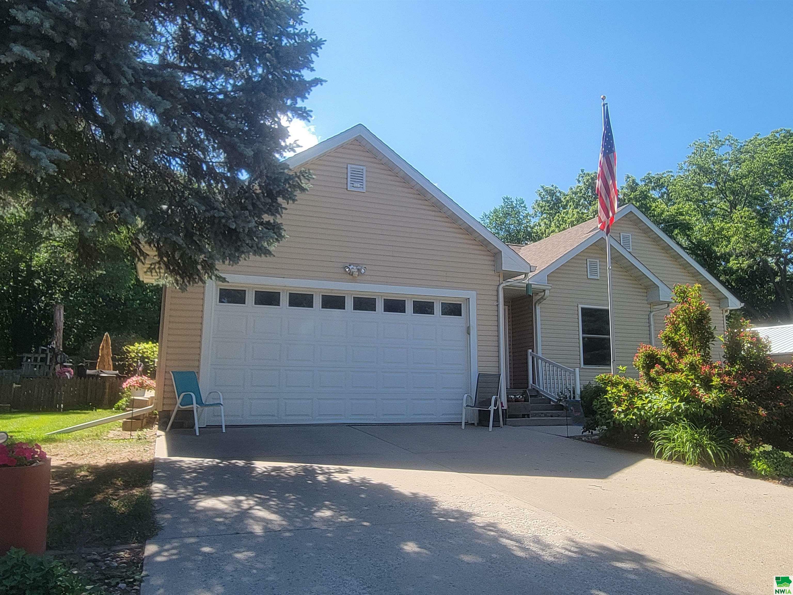 Property Photo:  425 Blair  IA 51103 