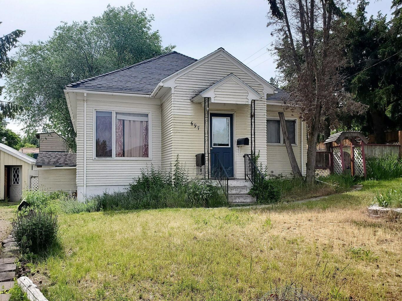 Property Photo:  697 N Hofstetter St  WA 99114 