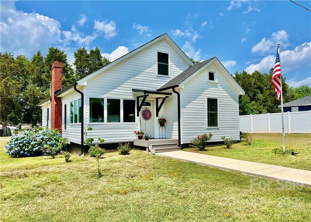Property Photo:  324 Oakwood Avenue  NC 28146 