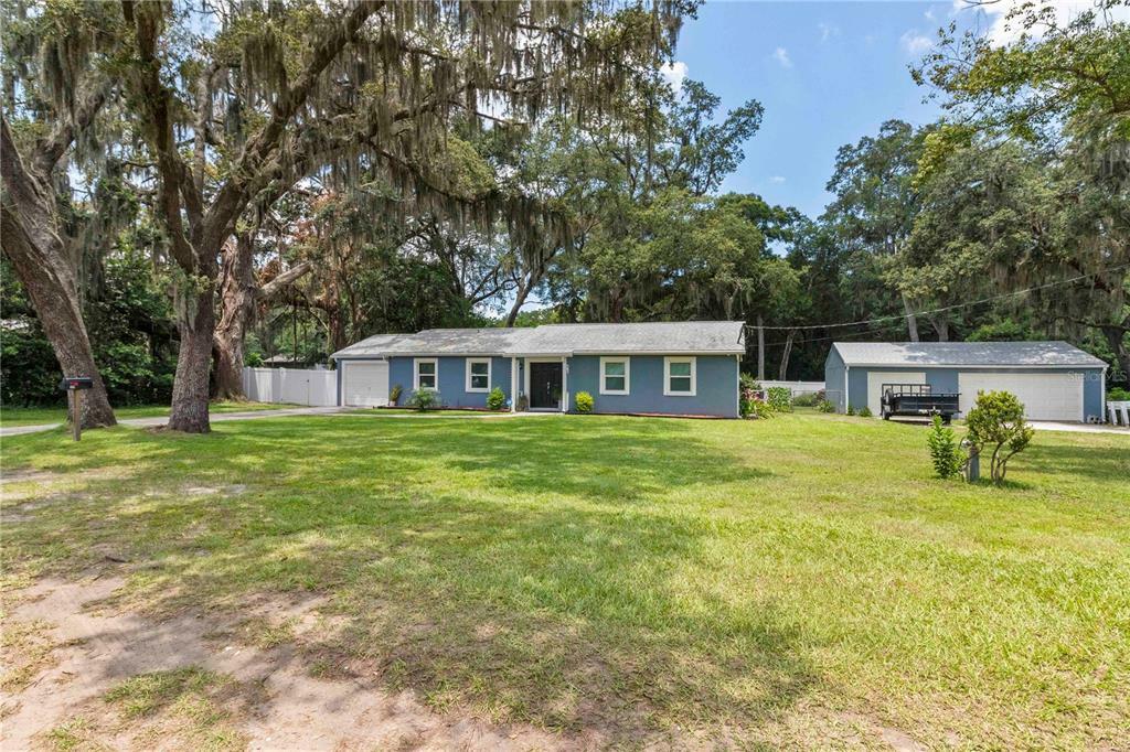 Property Photo:  116 Ten Oak Place  FL 33594 