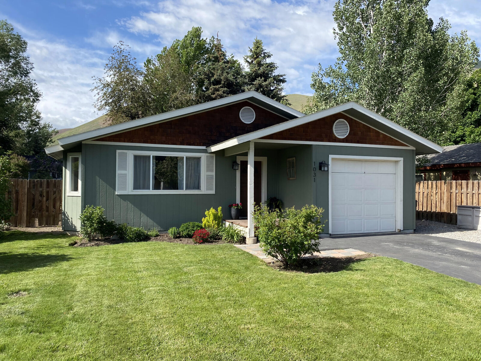 Property Photo:  1031 Cherry Hill Dr  ID 83333 