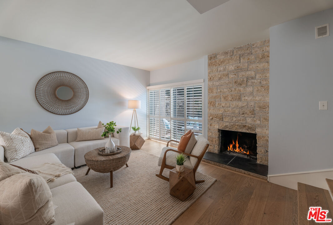 Property Photo: 28 Village Pkwy CA 90405