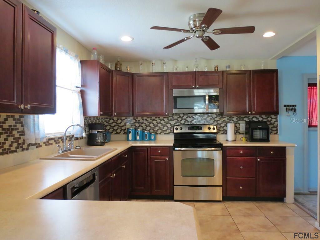 Property Photo: 5 Farmbrook Lane FL 32137