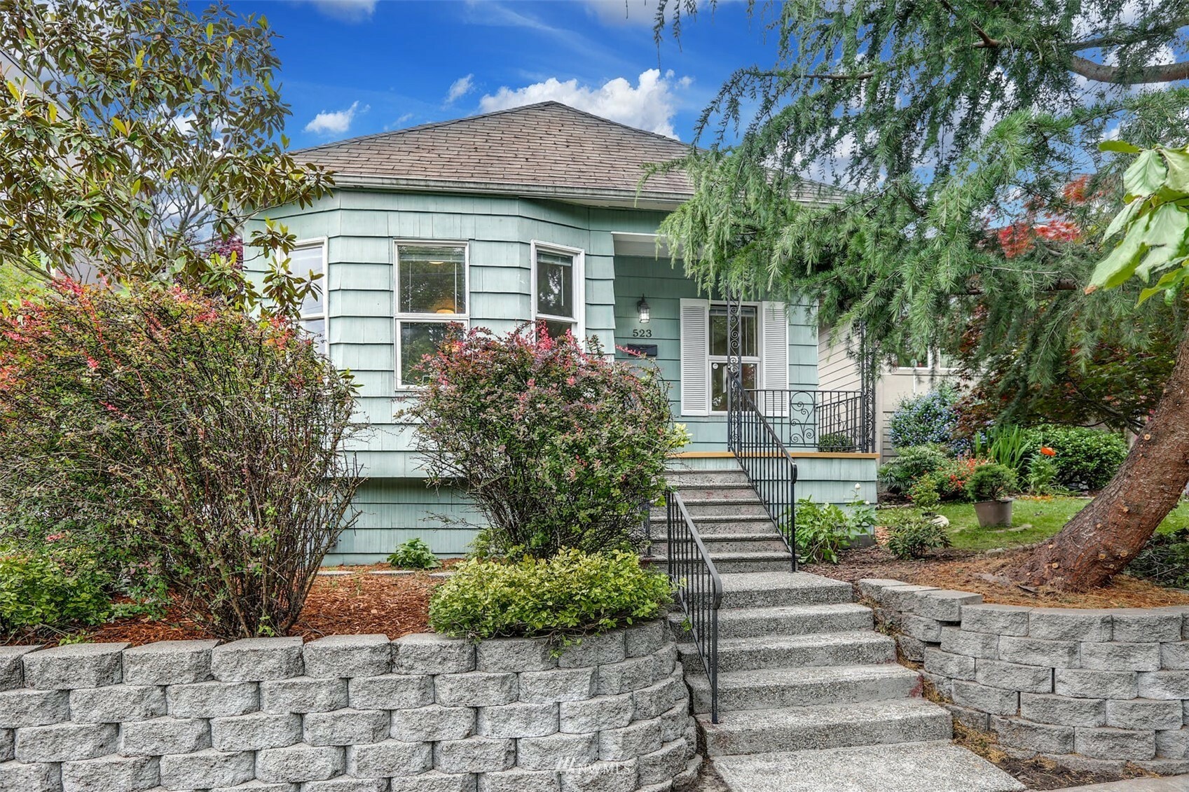 Property Photo:  523 28th Avenue E  WA 98112 