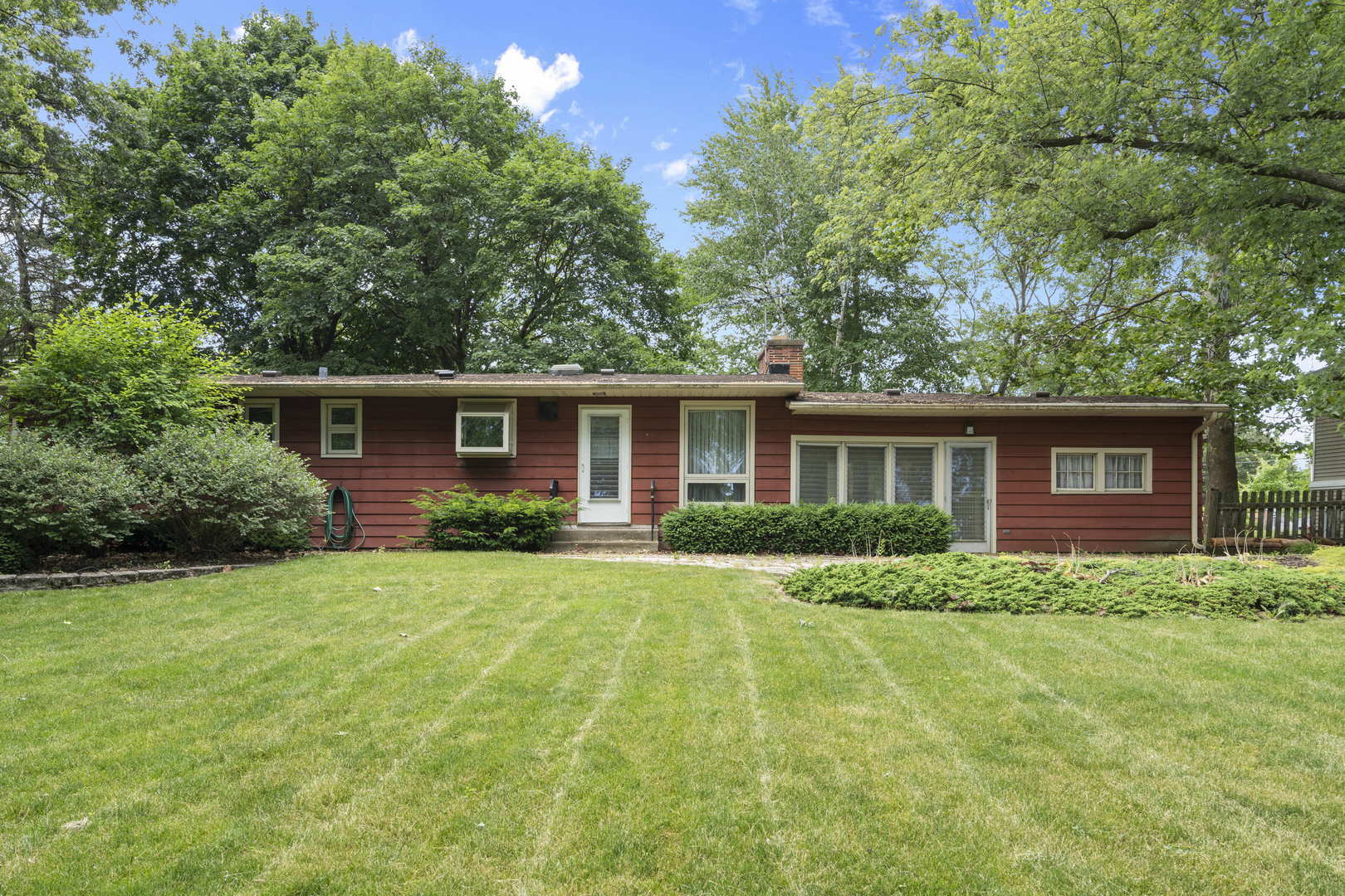 Property Photo:  384 W Illinois Avenue  IL 60067 