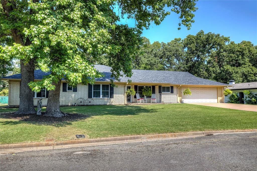 Property Photo: 320 Woodcrest Circle TX 75482