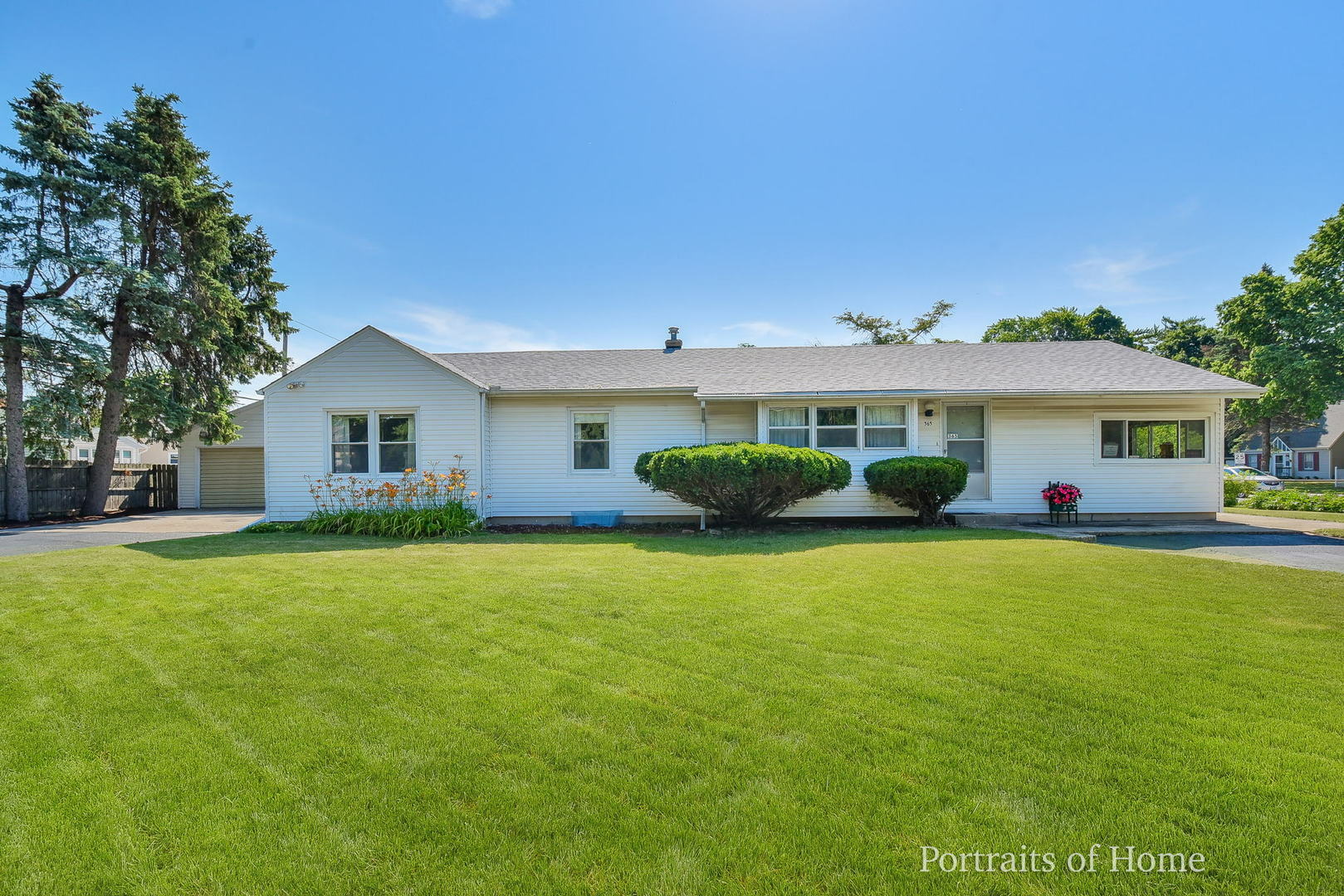 Property Photo:  365 Lakelawn Boulevard  IL 60506 