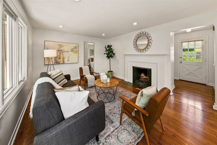 Property Photo:  4515 Stanford Avenue NE  WA 98105 