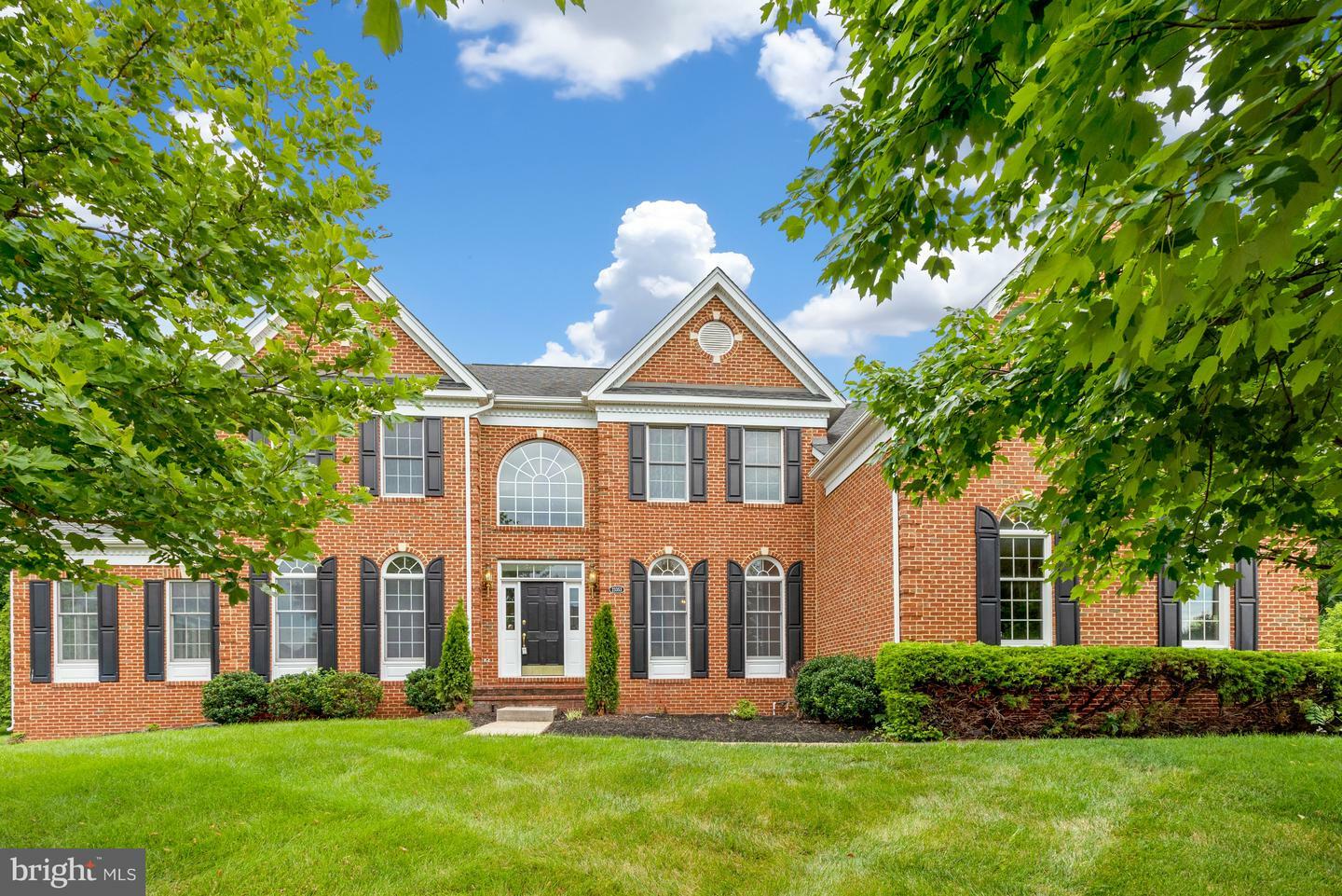 Property Photo: 23353 Lennoxville Way VA 20166